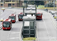 imagen: estación y buses de Transmilenio