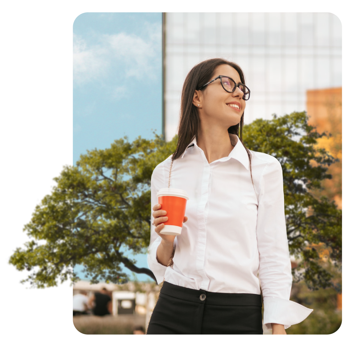 Persona con fondo urbano y árboles