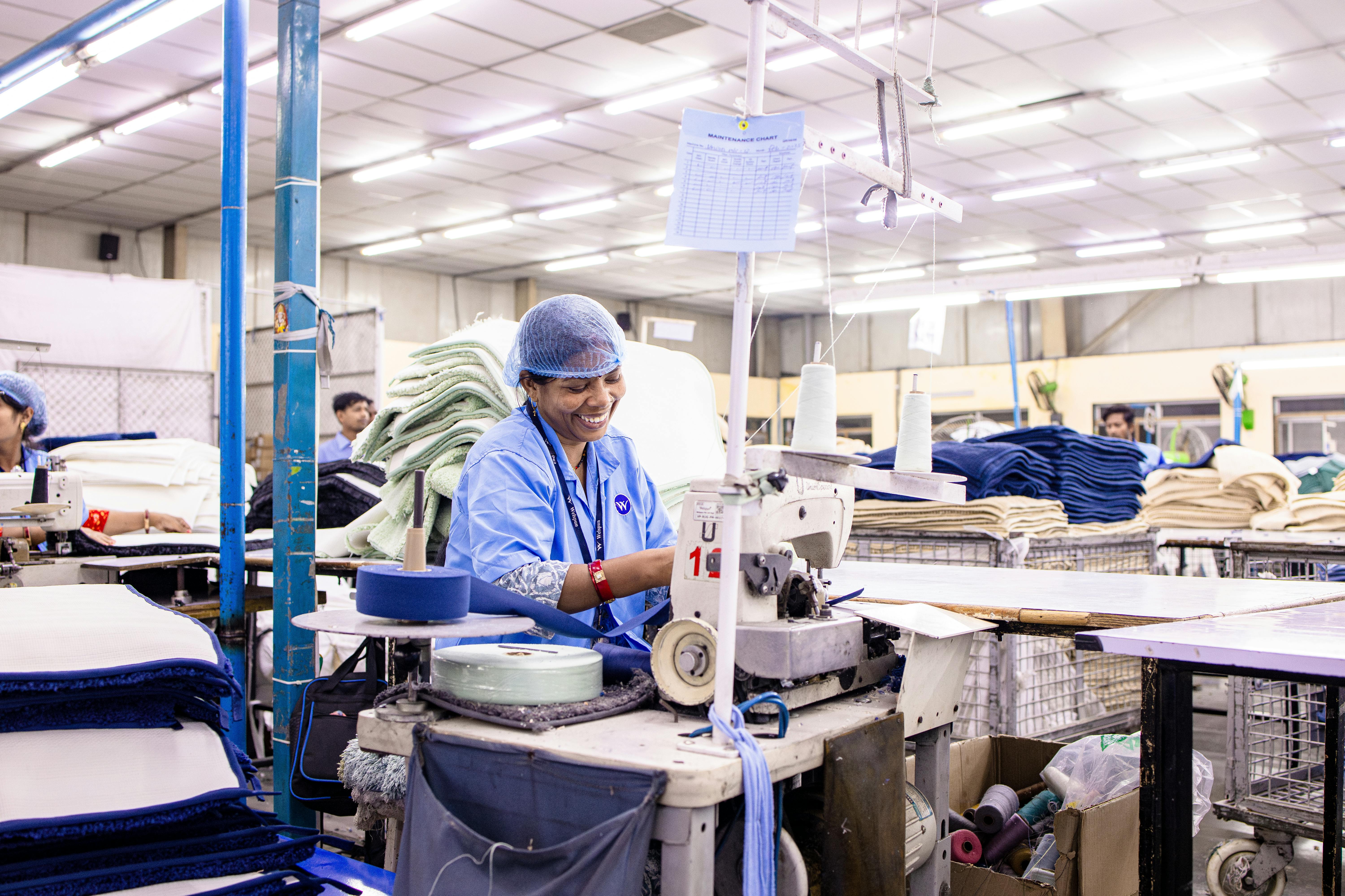Mujer empresaria con maquina cosedora